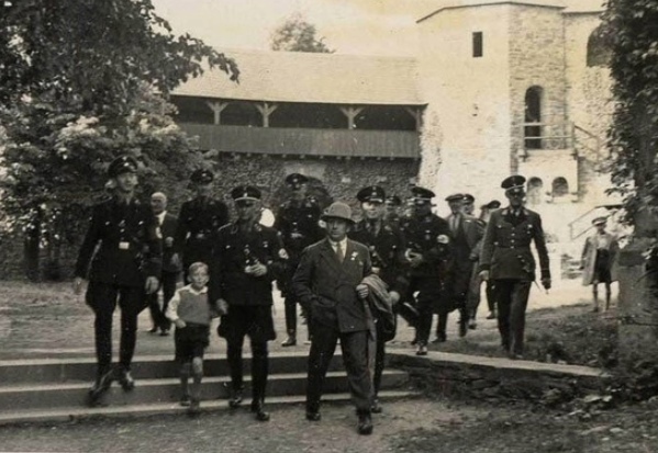 На фото — сотрудники Освенцима наслаждаются черникой после..1