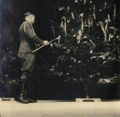 На фото — сотрудники Освенцима наслаждаются черникой после..2