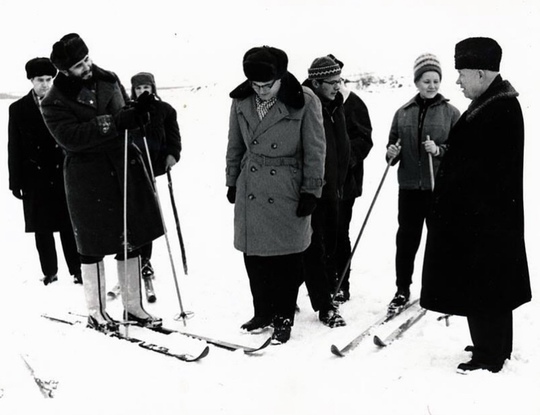 Никита Хрущев и Фидель Кастро на лыжах, 1963..0