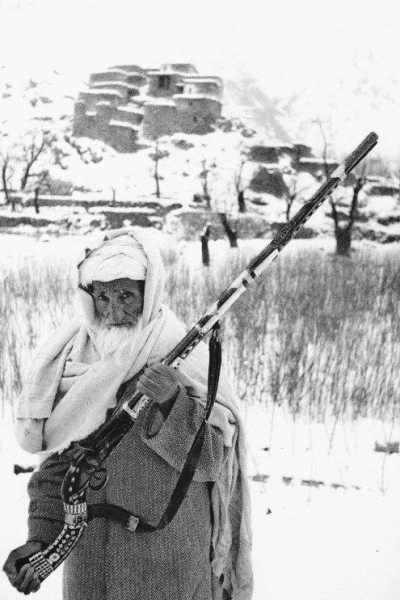 Охотник с кремниевыми ружьём, которое досталось ему от предков,..0