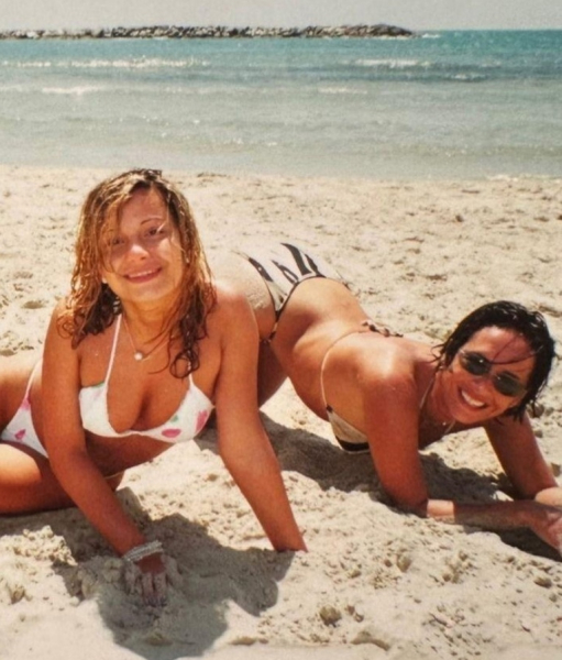 Ольга Орлова и Жанна Фриске на пляже. 1990-е..0