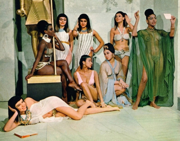 Отдыхающие актрисы во время съёмок фильма «Клеопатра», 1963..0