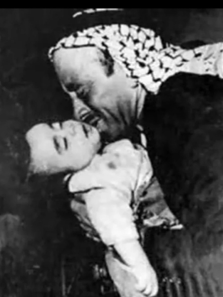 Отец прижимает к себе тело своего сына, убитого в результате..0