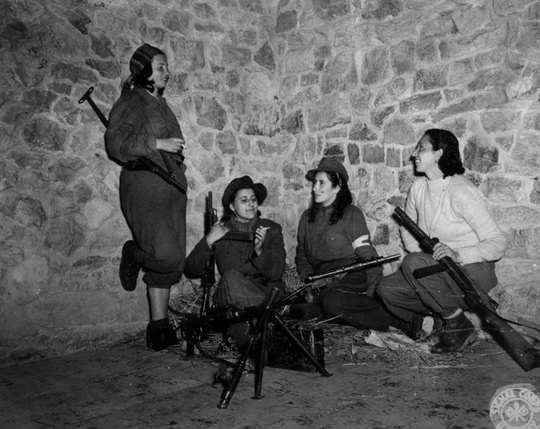 Патруль партизан на привале. Италия, 1944..0