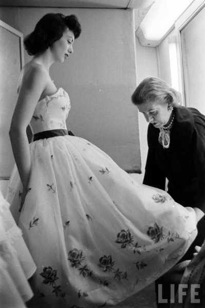 Примерка выпускного платья в Saks Fifth Avenu, 1950..0