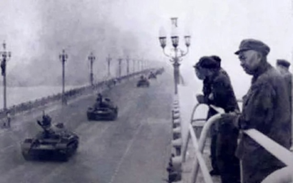 Проверка качества нового моста через реку Янцзы при помощи ..0