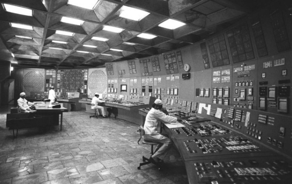 Пульт управления одного из энергоблоков Чернобыльской АЭС...0