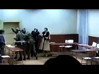 Румынского тирана Чаушеску и его супругу ведут на смертную..1
