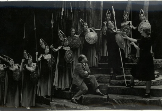 Сергей Эйзенштейн репетирует оперу Вагнера «Валькирия» на сцене..0