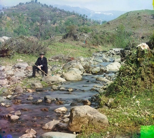 Сергей Михайлович Прокудин-Горский на грузинской реке..0