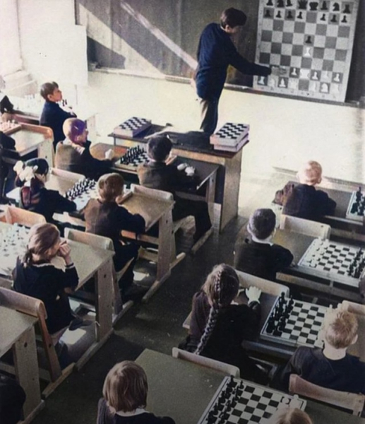 Шахматный урок в школе. Псков, 1975..0