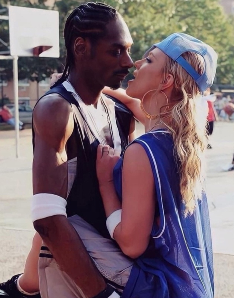 Снуп Догг и Бритни Спирс на съемках её клипа «Outrageous», Нью-Йорк, 2004..6