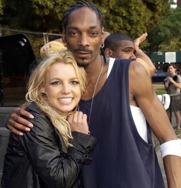 Снуп Догг и Бритни Спирс на съемках её клипа «Outrageous», Нью-Йорк, 2004..1