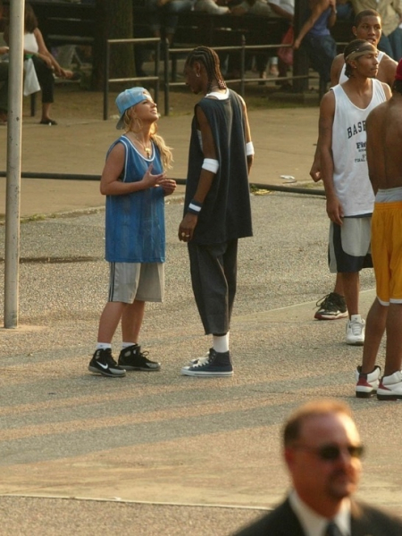 Снуп Догг и Бритни Спирс на съемках её клипа «Outrageous», Нью-Йорк, 2004..5