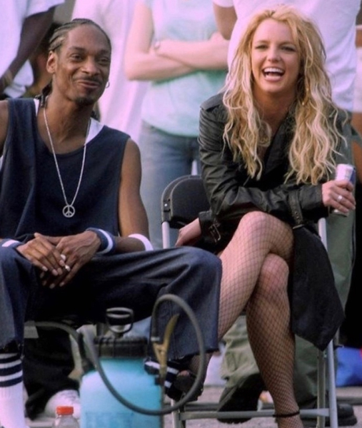 Снуп Догг и Бритни Спирс на съемках её клипа «Outrageous», Нью-Йорк, 2004..7