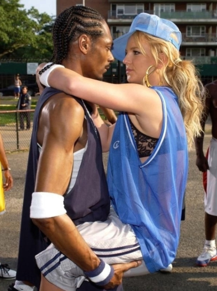 Снуп Догг и Бритни Спирс на съемках её клипа «Outrageous», Нью-Йорк, 2004..0