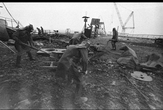 Солдаты советской армии очищают от радиоактивных отходов крышу..0