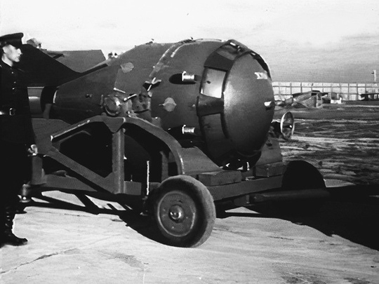 Советская атомная бомба РДС-2 в сопровождении офицеров КГБ..0