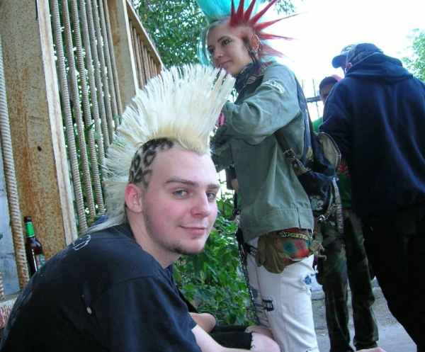 Стилизованные под панков представители 2000-х..2