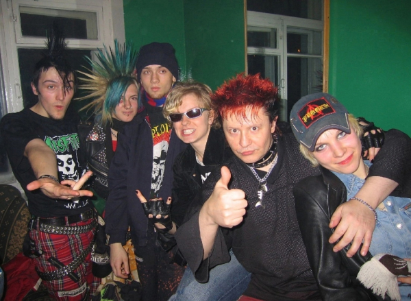 Стилизованные под панков представители 2000-х..7