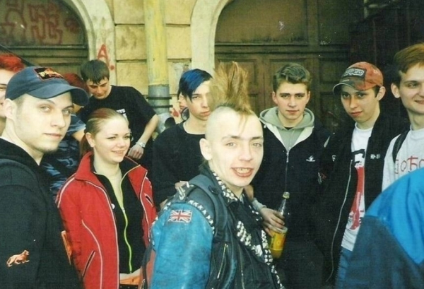 Стилизованные под панков представители 2000-х..0