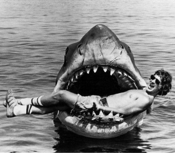 Стивен Спилберг с реквизитом на съемочной площадке фильма ..0