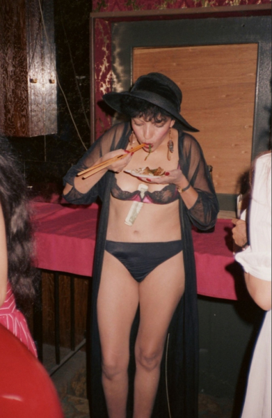 Стриптиз-клубы 90-х: мир греха и роскоши на грани выживания.
90-е —..0