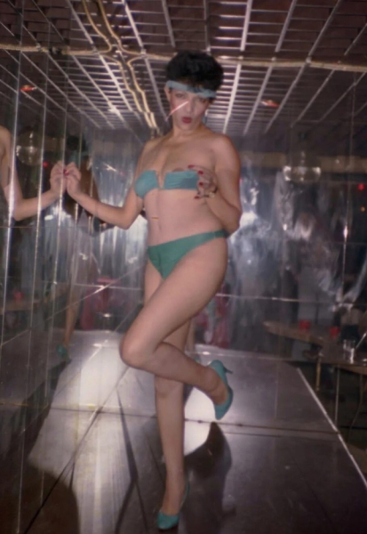 Стриптиз-клубы 90-х: мир греха и роскоши на грани выживания.
90-е —..4