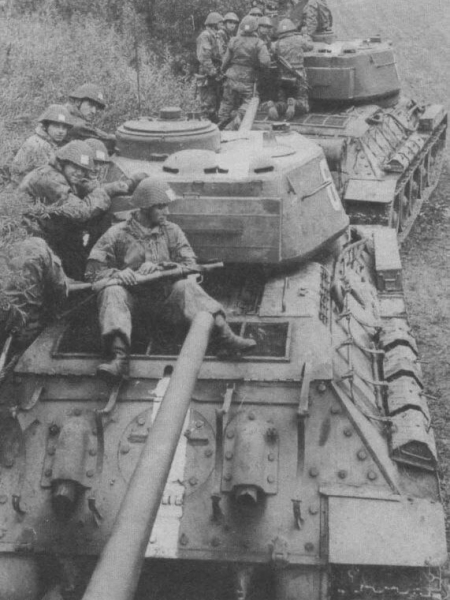 Т-34-85 ННА ГДР с десантом на учениях, 1960-е..0