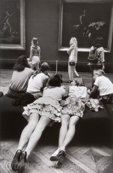 Уставшие девушки в Лувре, Париж, 1993..0