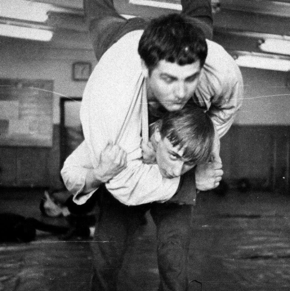 В 1971 году 19-летний Владимир Путин активно занимался дзюдо в..0