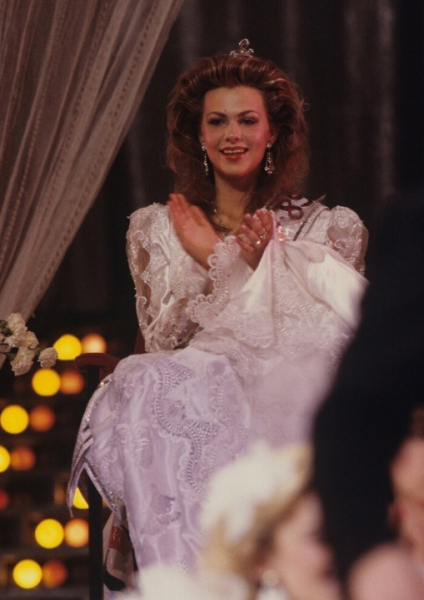 В 1989 году Юлия Суханова одержала победу в конкурсе красоты, став..5