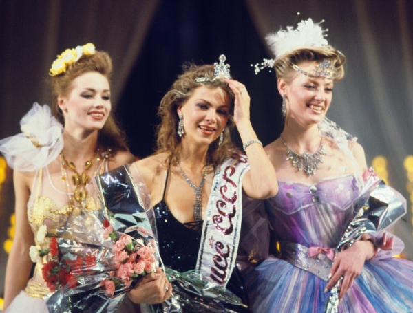 В 1989 году Юлия Суханова одержала победу в конкурсе красоты, став..4