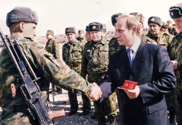 В 1999 и 2000 годах Владимир Путин сыграл ключевую роль в военных..1
