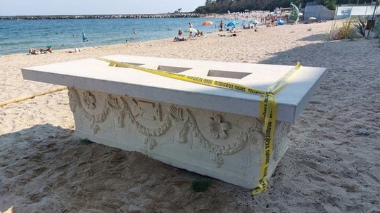 В пляжном баре в Болгарии был обнаружен древнеримский саркофаг..0