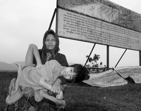 В течение десяти лет Вьетнам переживал ужасающие последствия..3