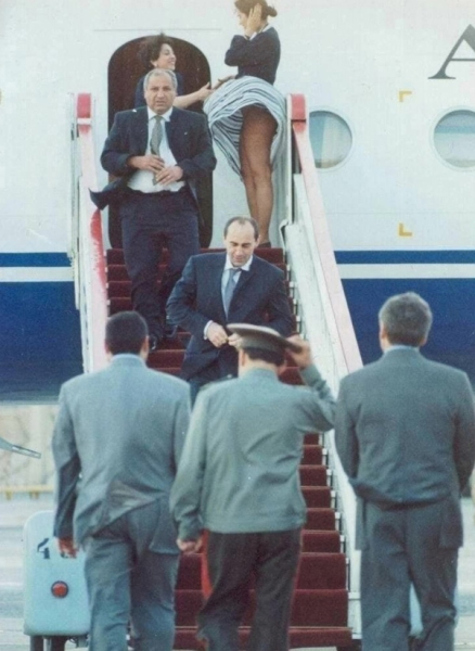 Ветер разоблачил бортпроводницу: скандальный момент встречи..0