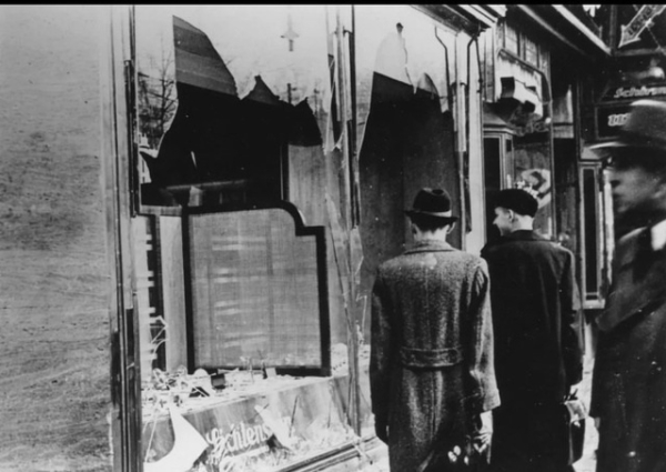 Витрина частного магазина после еврейского погрома, вошедшего в..0