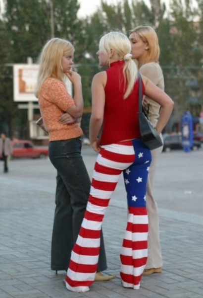 Женщины размышляют, как провести вечер.

Донецк, Украина, 2003..0