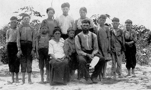 Бедная сельская семья из Алабамы, 1913 г. 

Таких людей..0