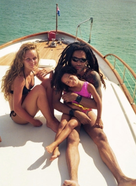 Летнее настроение с архивными фотографиями звезд MTV. 
На снимках..1