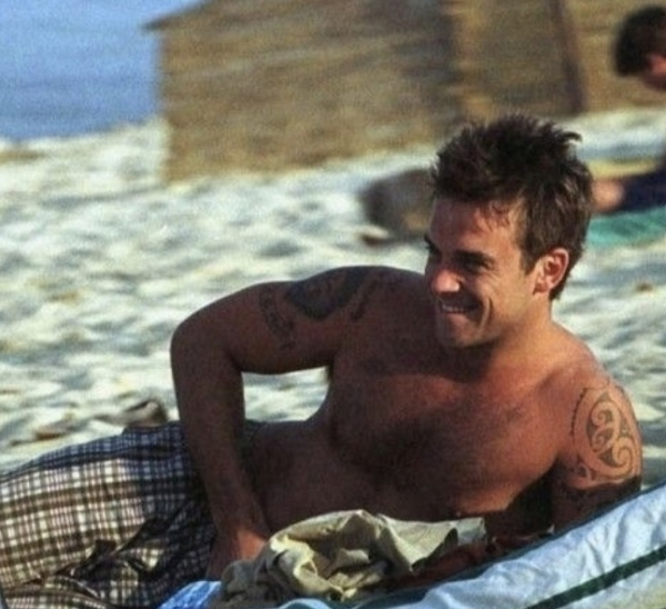 Летнее настроение с архивными фотографиями звезд MTV. 
На снимках..2