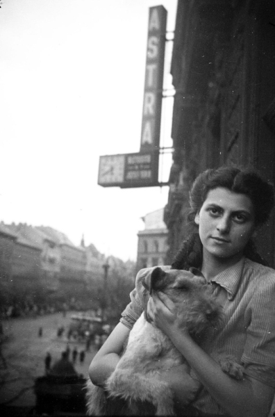 Молодая женщина и ее собака, Будапешт, 1938..0