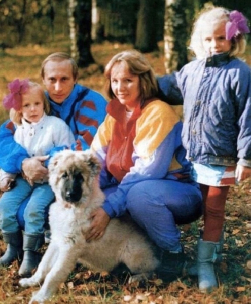 Молодой и ещё мало известный Путин с женой и
дочками, начало..0