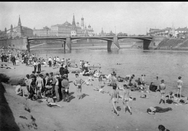 Мужской пляж в центре Москвы, 1928..0