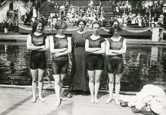 Олимпийская сборная Англии по плаванию: (слева направо) Белла..0