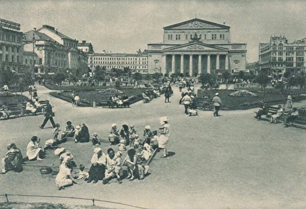 Песочница на Театральной площади в Москве,1928..0