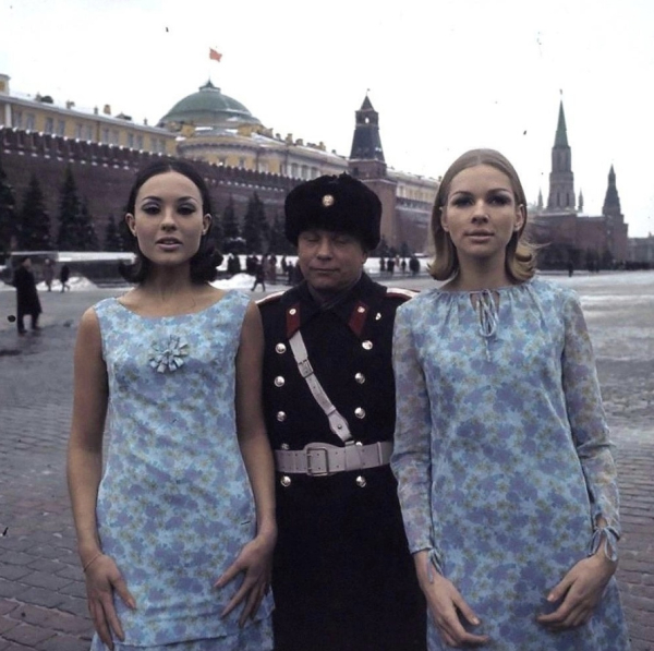 В 1965 году нидерландский фотограф Пол Хаф вместе с моделями Соней..0