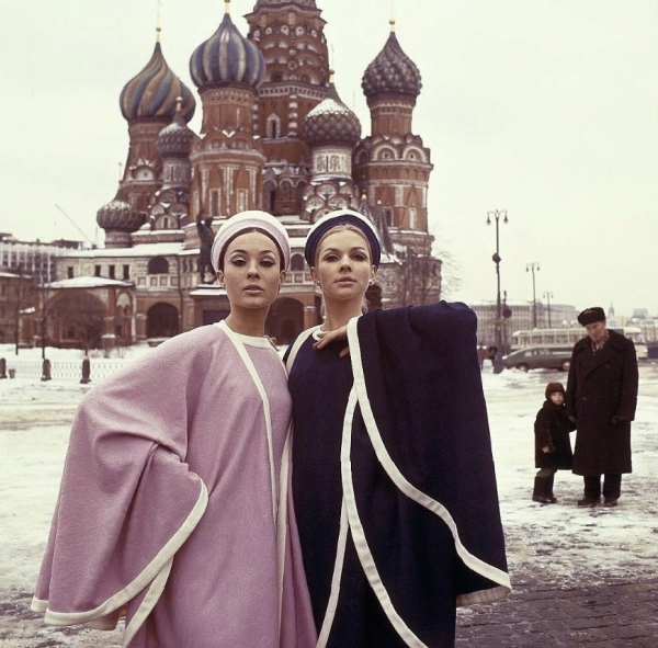 В 1965 году нидерландский фотограф Пол Хаф вместе с моделями Соней..1