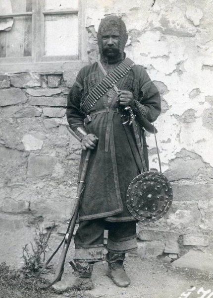 Гордый хевсур в боевом облачении: Тифлисская губерния, 1907 год.

На..0